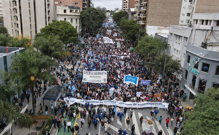 Multitudinaria marcha en defensa de la educación pública en Córdoba