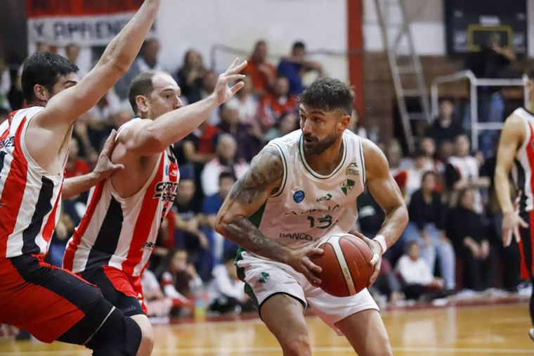 Atenas se llevó un duelo infartante ante Suardi y definirá la final en