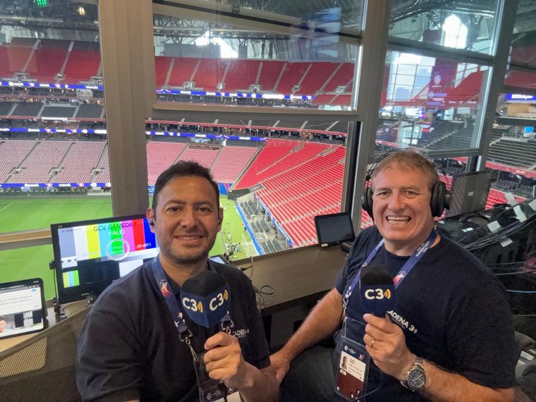 El Color De Los Hinchas Argentinos En Atlanta En La Previa Del Debut