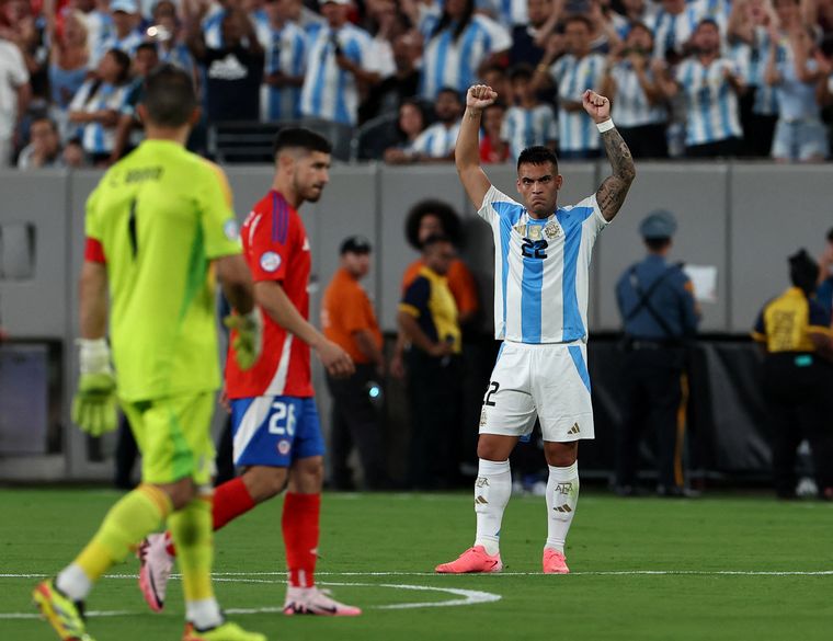 Argentina avanzó a cuartos tras un agónico triunfo ante Chile con gol