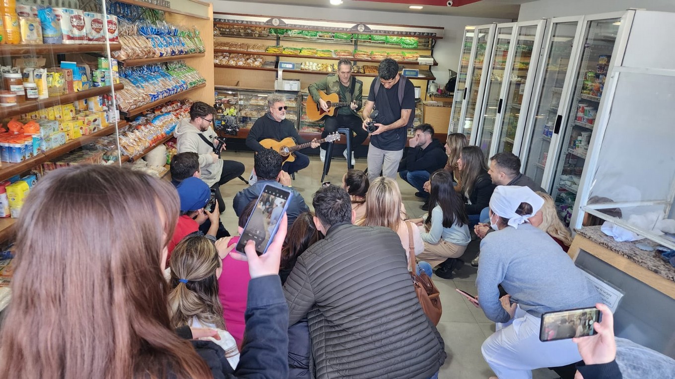 FOTO: Los Pericos y Cadena Heat sorprendieron a una oyente en su lugar de trabajo