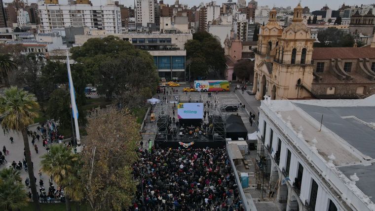 FOTO: Canta La Barra en los festejos por los 29 años de La Popu en Plaza San Martín 