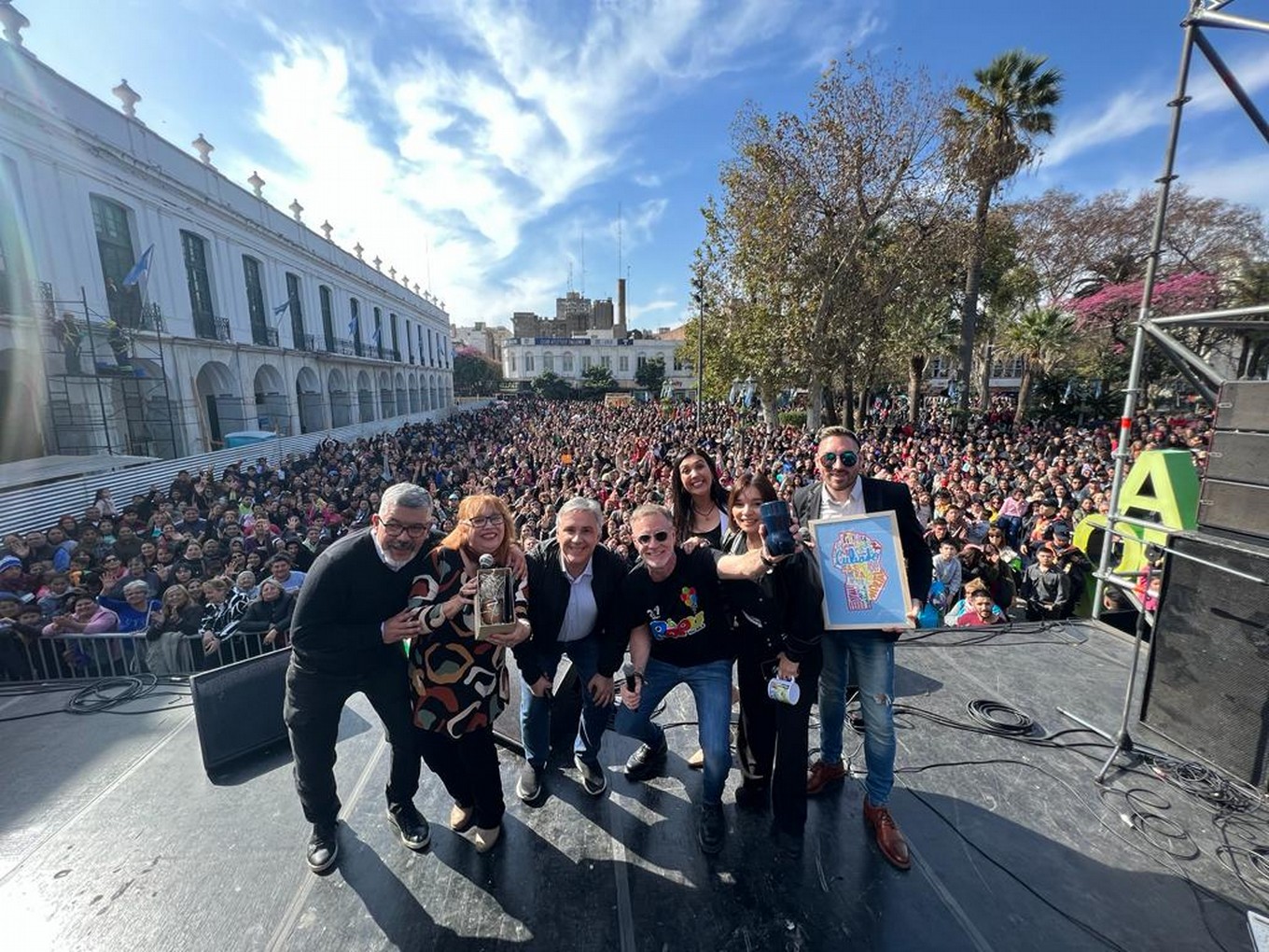 FOTO: Llaryora se sumó a los festejos de La Popu y se animó a cantar cuarteto en vivo