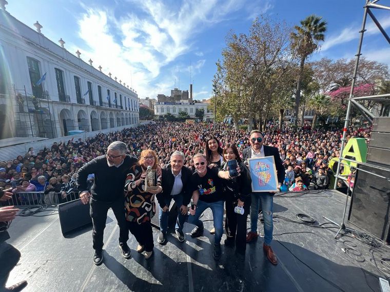 FOTO: Llaryora se sumó a los festejos de La Popu y se animó a cantar cuarteto en vivo