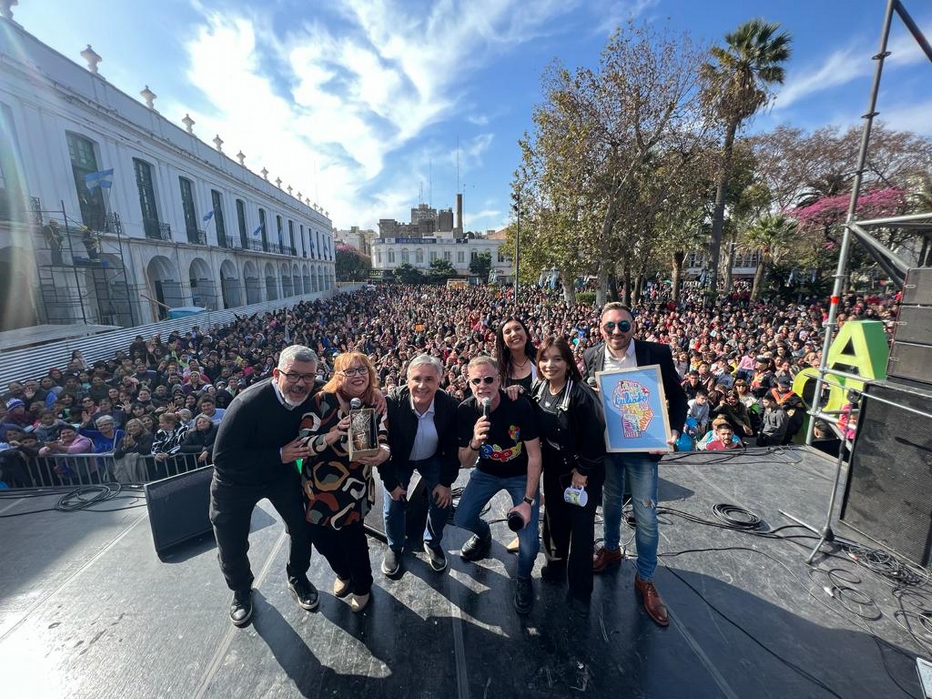 FOTO: Llaryora se sumó a los festejos de La Popu y se animó a cantar cuarteto en vivo