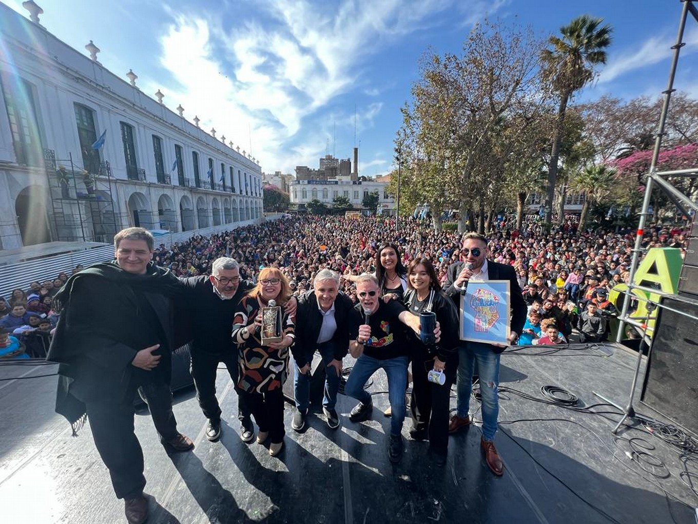 FOTO: Llaryora se sumó a los festejos de La Popu y se animó a cantar cuarteto en vivo