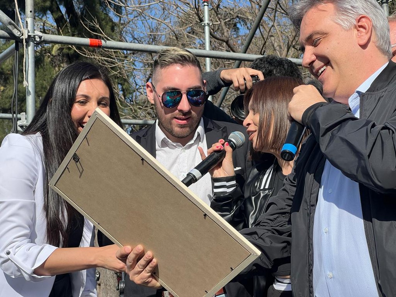 FOTO: Llaryora se sumó a los festejos de La Popu y se animó a cantar cuarteto en vivo