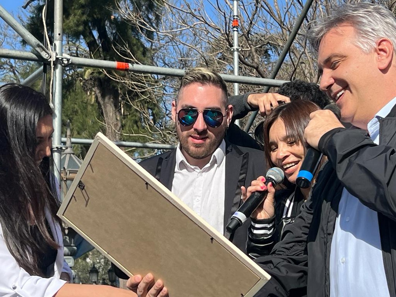 FOTO: Llaryora se sumó a los festejos de La Popu y se animó a cantar cuarteto en vivo