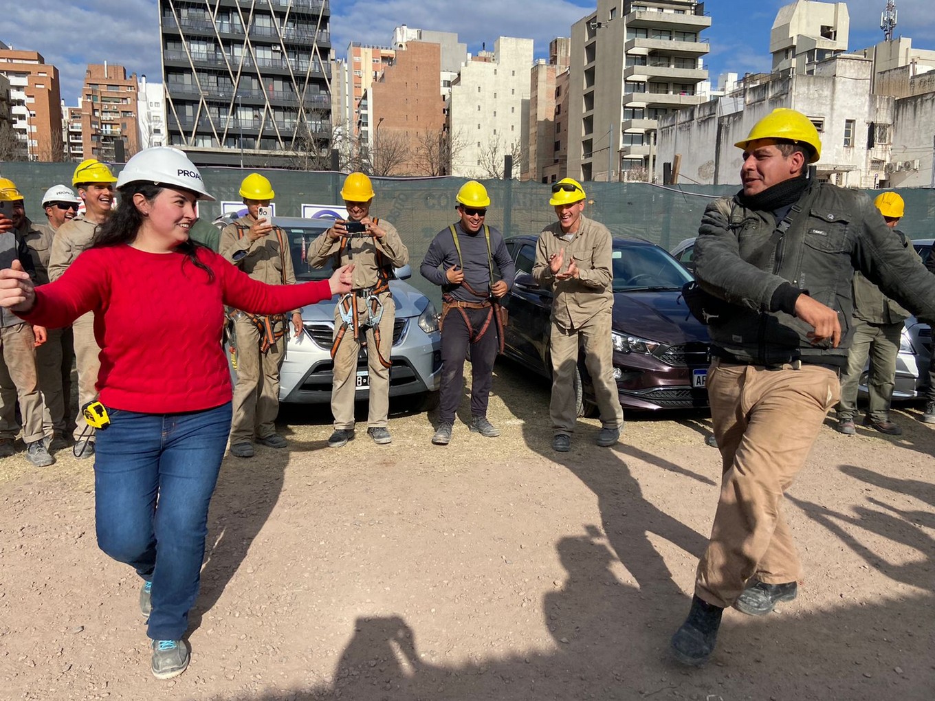 FOTO: Colorete llevó su peña a una obra de barrio Güemes junto a Los Trajinantes