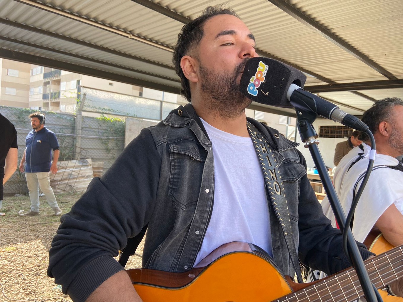 FOTO: Colorete llevó su peña a una obra de barrio Güemes junto a Los Trajinantes