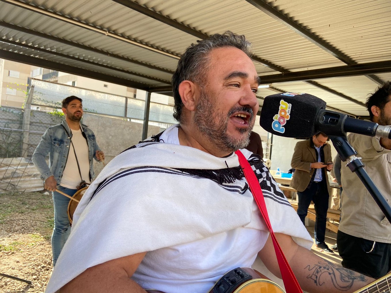 FOTO: Colorete llevó su peña a una obra de barrio Güemes junto a Los Trajinantes