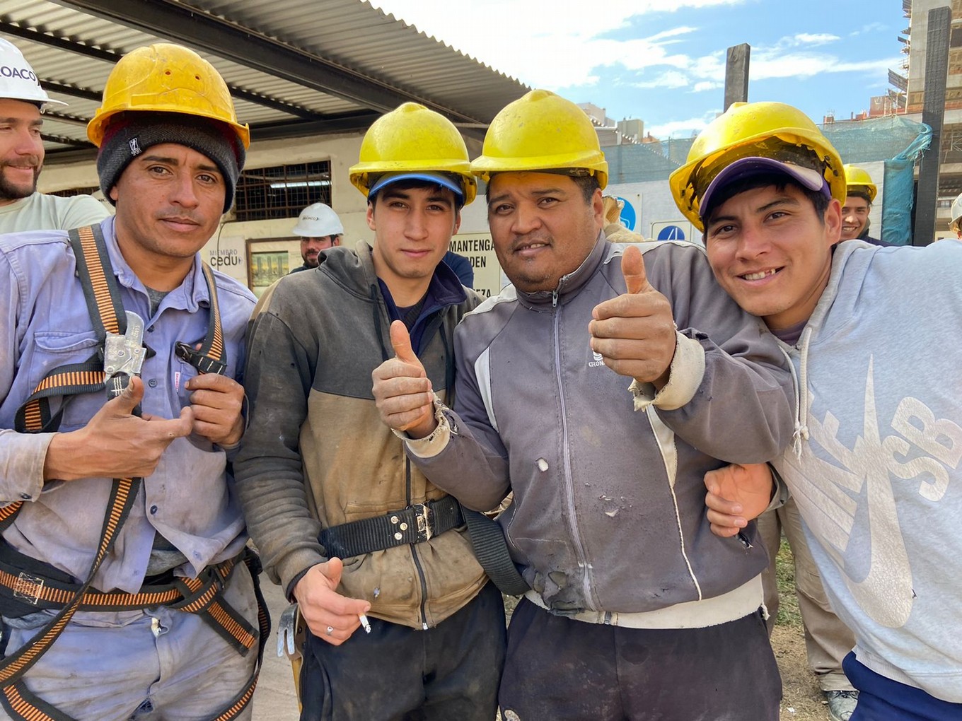 FOTO: Colorete llevó su peña a una obra de barrio Güemes junto a Los Trajinantes