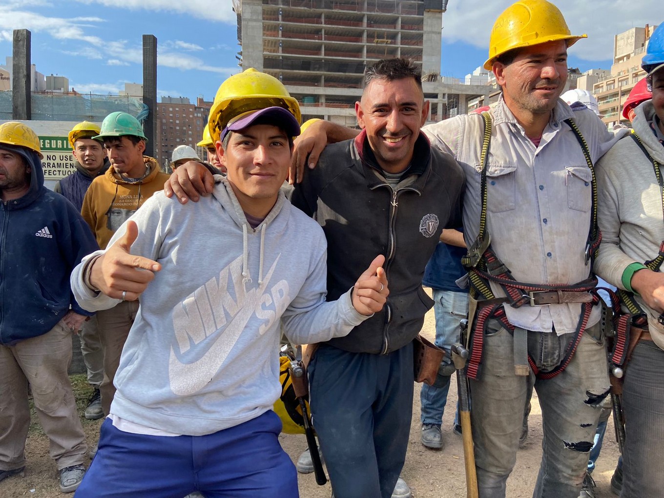 FOTO: Colorete llevó su peña a una obra de barrio Güemes junto a Los Trajinantes