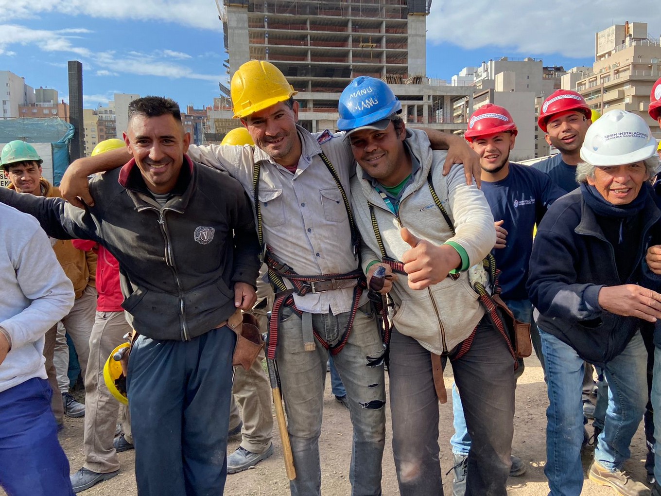 FOTO: Colorete llevó su peña a una obra de barrio Güemes junto a Los Trajinantes