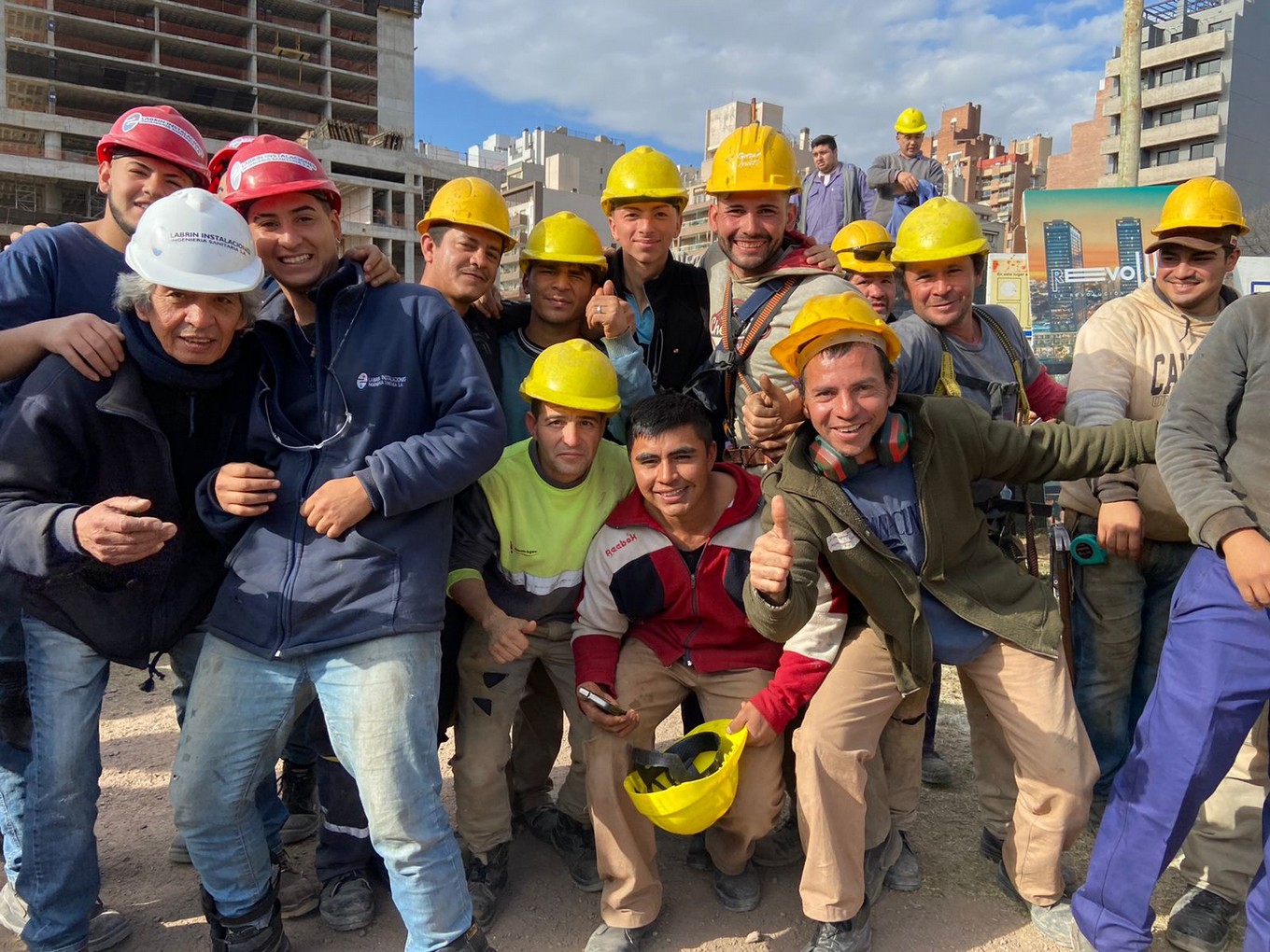 FOTO: Colorete llevó su peña a una obra de barrio Güemes junto a Los Trajinantes