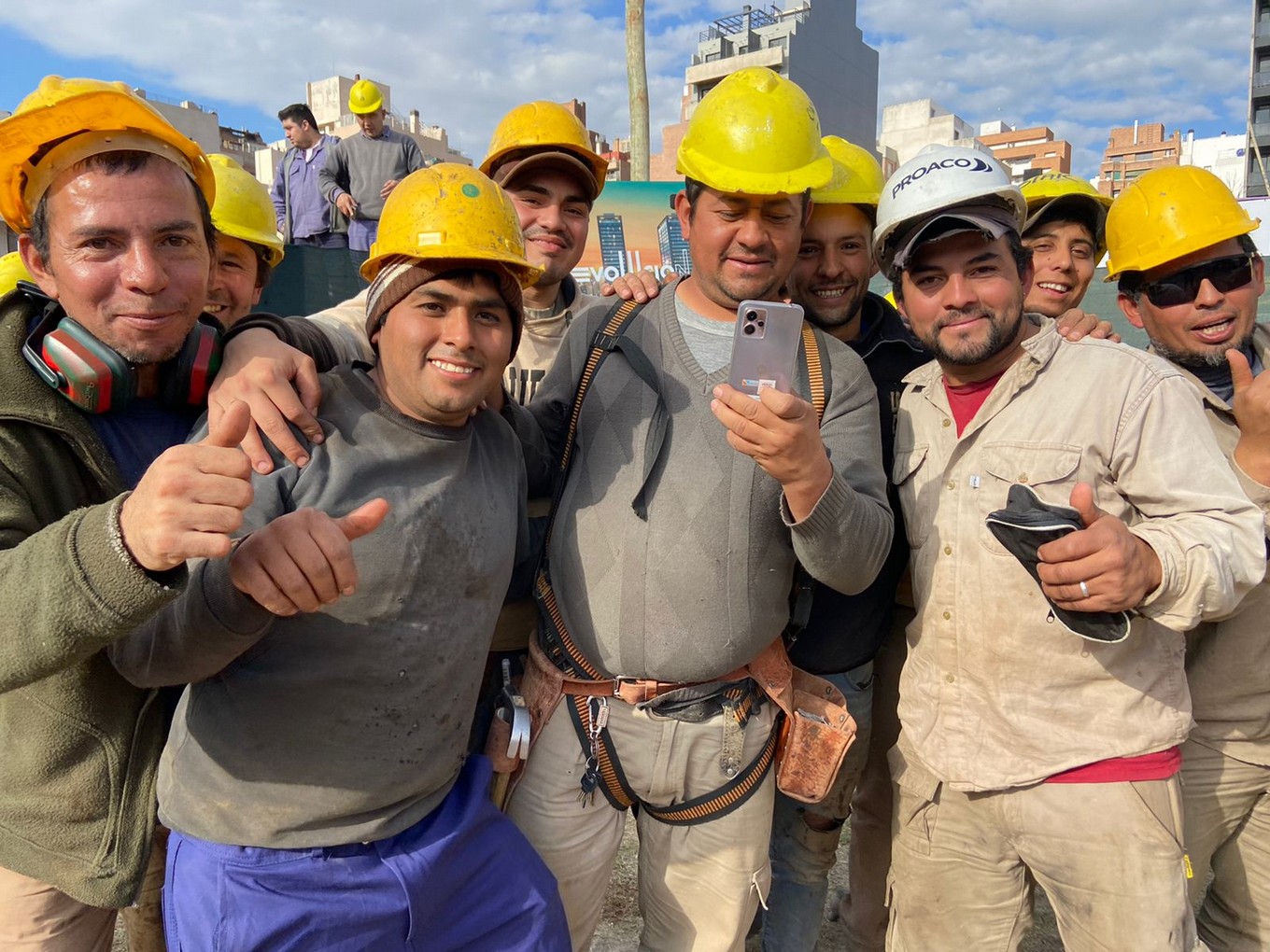 FOTO: Colorete llevó su peña a una obra de barrio Güemes junto a Los Trajinantes