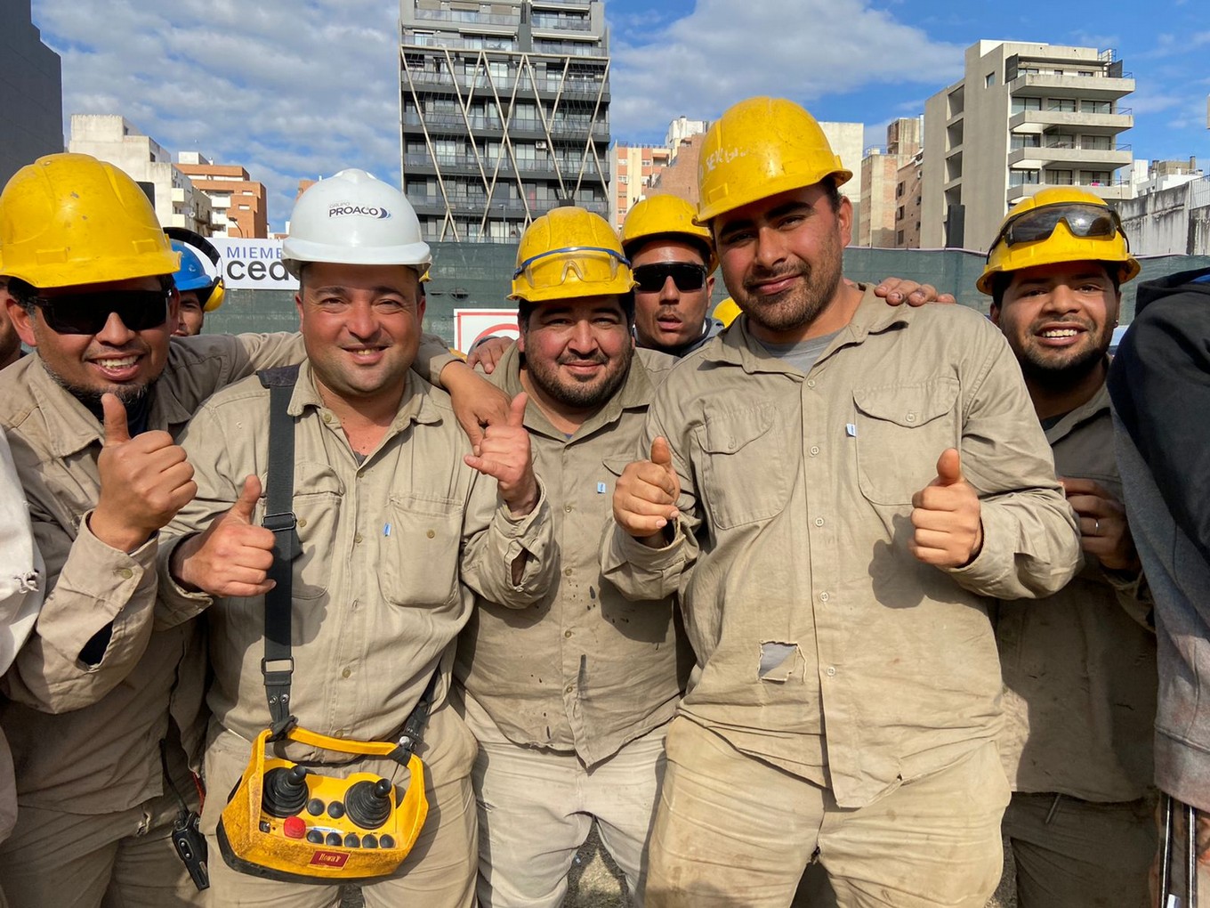 FOTO: Colorete llevó su peña a una obra de barrio Güemes junto a Los Trajinantes