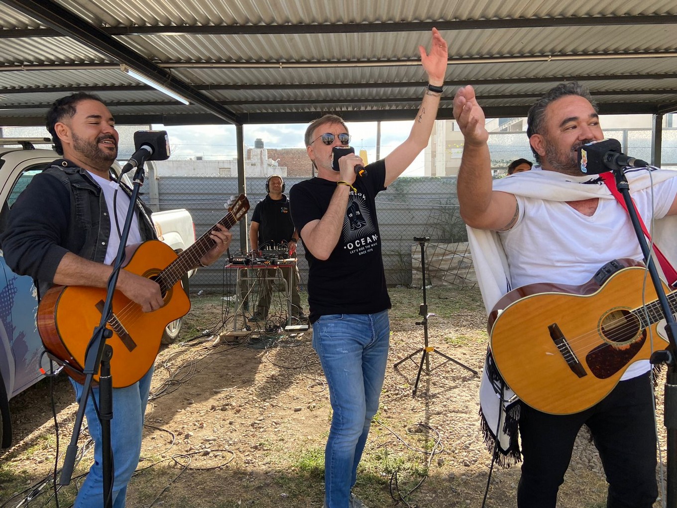 FOTO: Colorete llevó su peña a una obra de barrio Güemes junto a Los Trajinantes