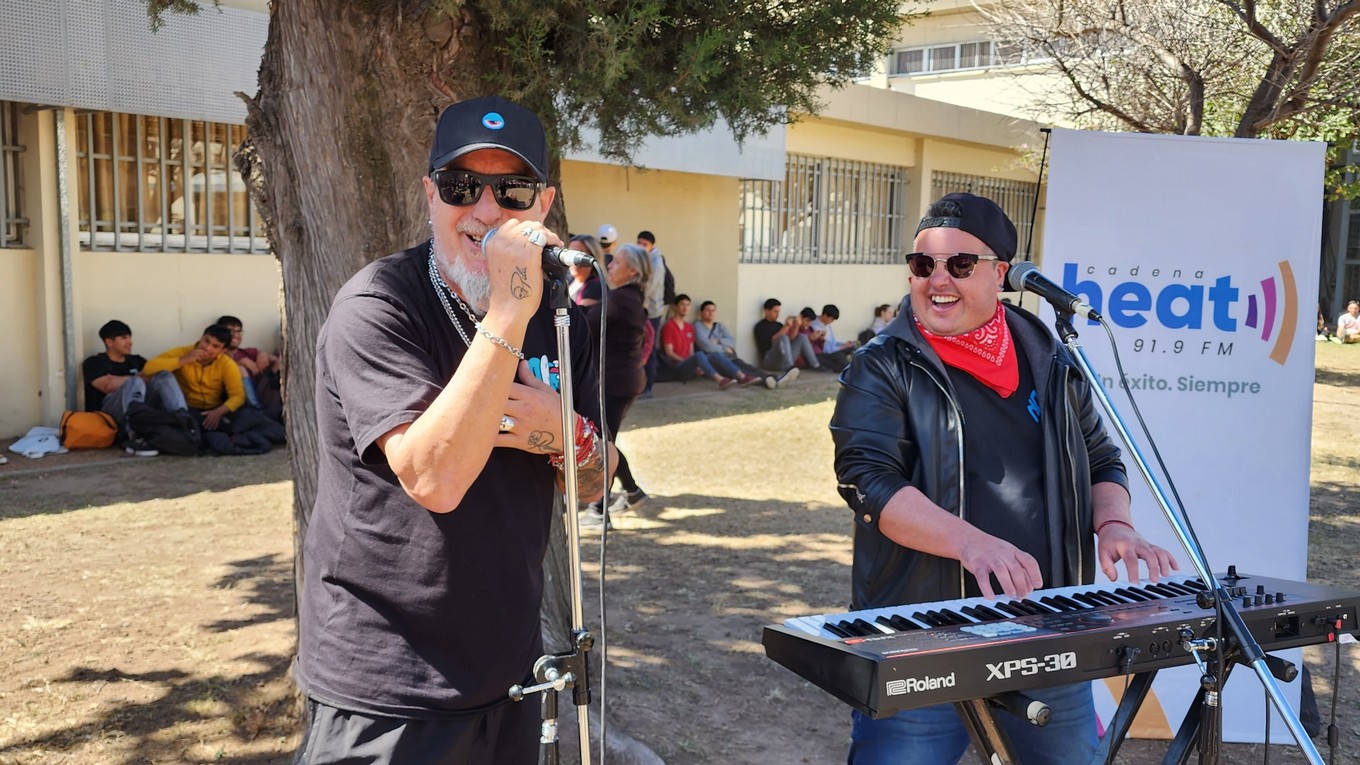 FOTO: Kapanga sorprendió a una oyente en la UTN de la mano de Cadena Heat