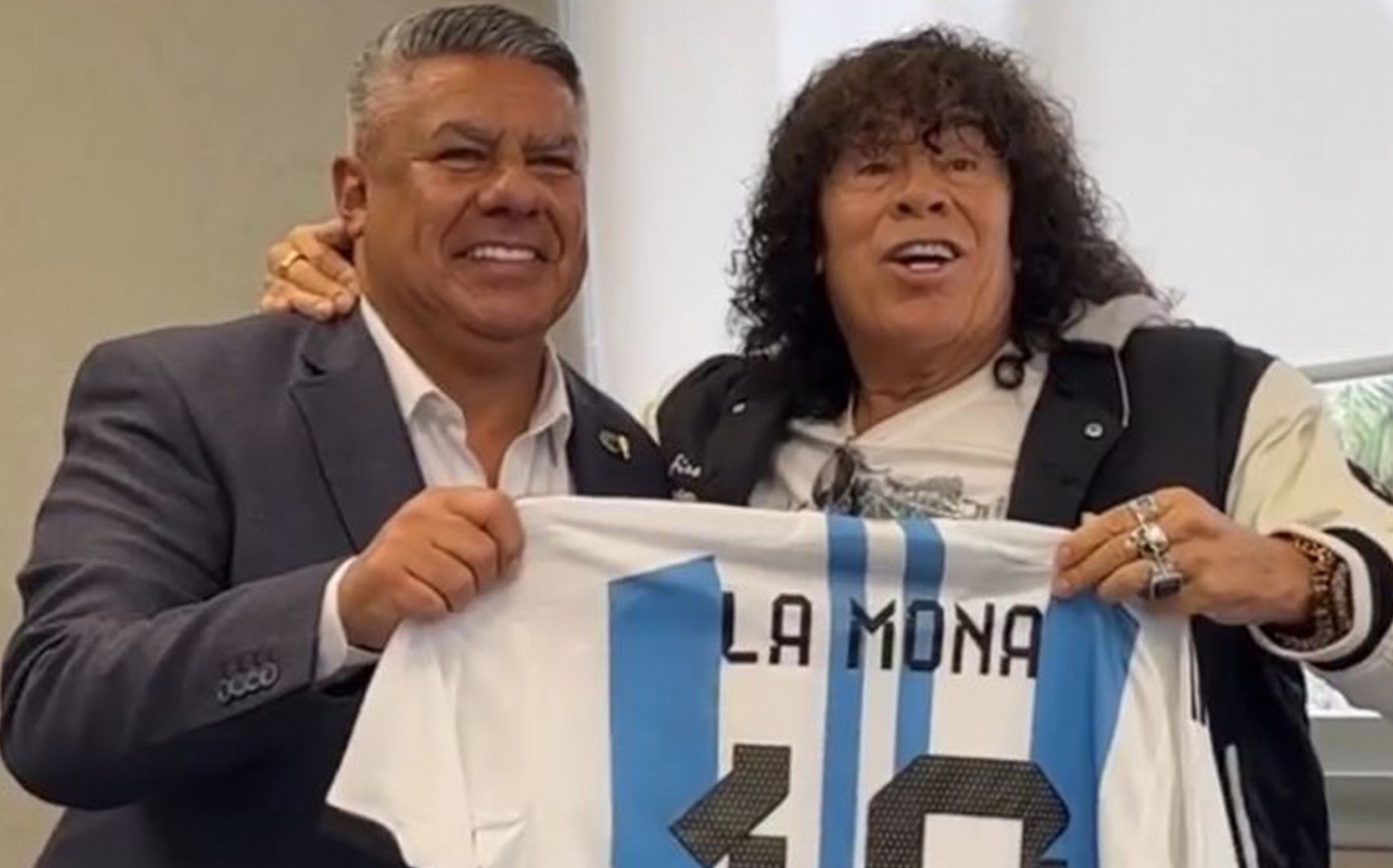 FOTO: La Mona y Q' Lokura en el predio de la Afa: intercambio de regalos con Chiqui Tapia