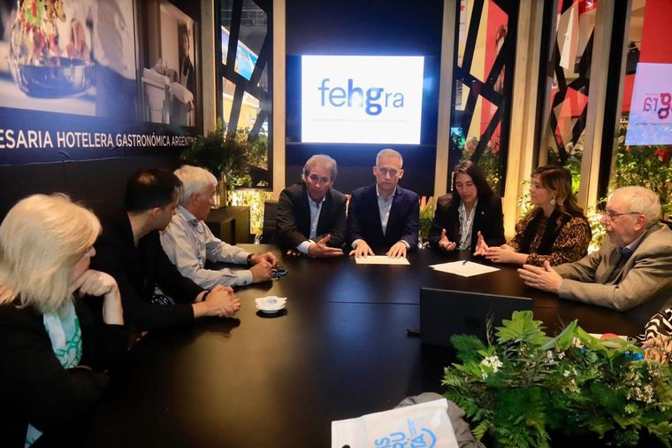 FOTO: Carlos Paz firmó convenio con FEHGRA y ASHOGA.