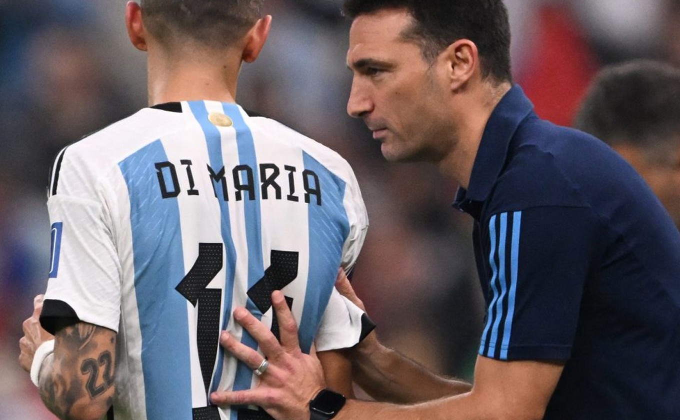 FOTO: Di María y Messi, en un emotivo abrazo (Foto: @Argentina)