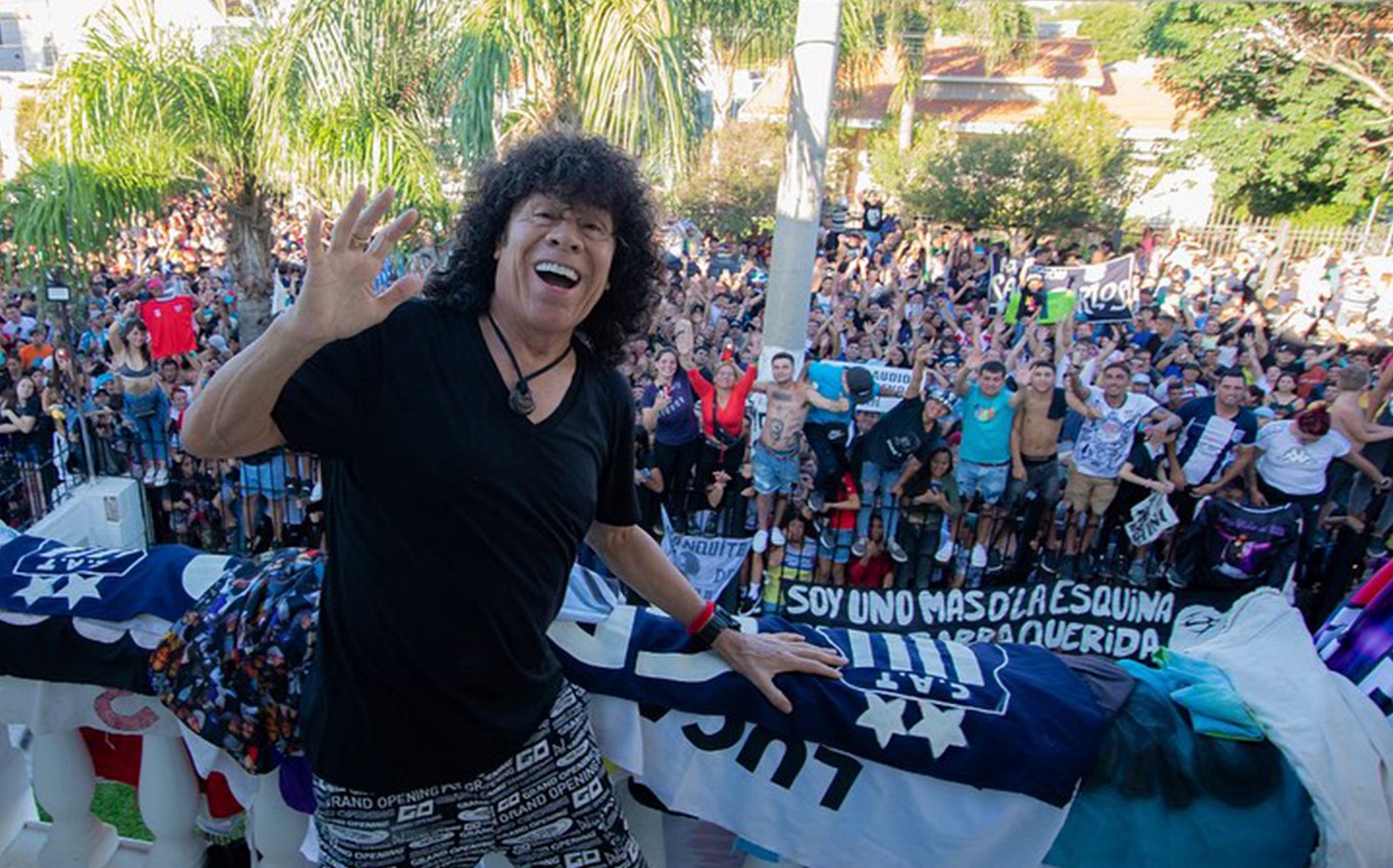 FOTO: El Mandamás festejo sus 73 años con su gente en la puerta de su casa 