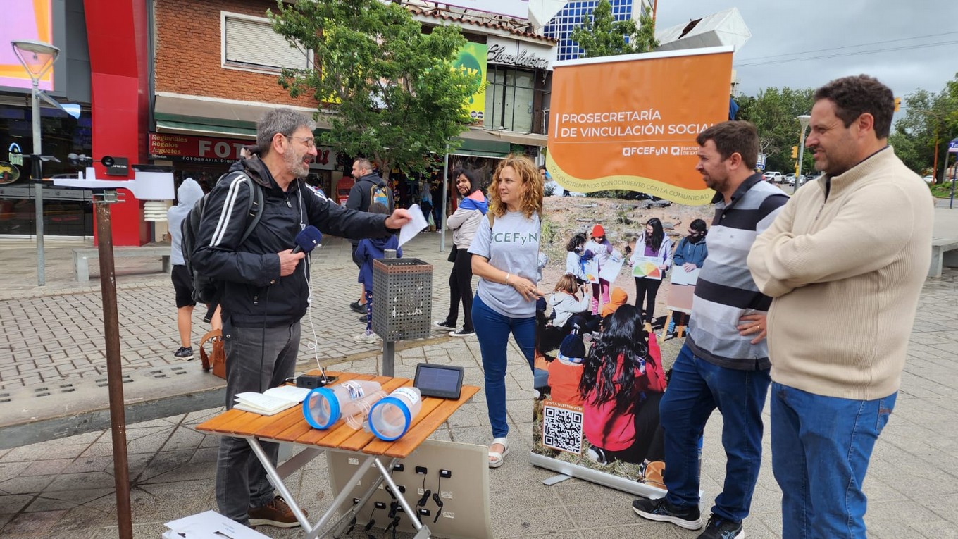 FOTO: Chema Forte registrando la temperatura en el Cucú de Carlos Paz.