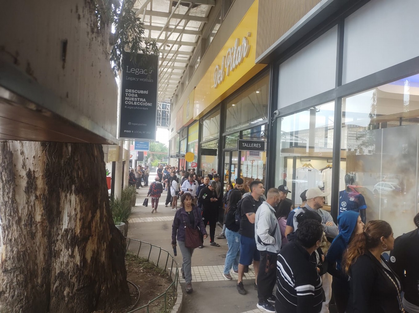 AUDIO: Furor en Córdoba por la nueva camiseta de Talleres: largas filas bajo la lluvia