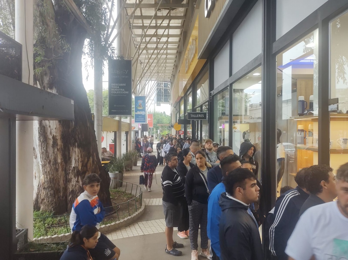 FOTO: Furor en Córdoba por la nueva camiseta de Talleres: largas filas bajo la lluvia
