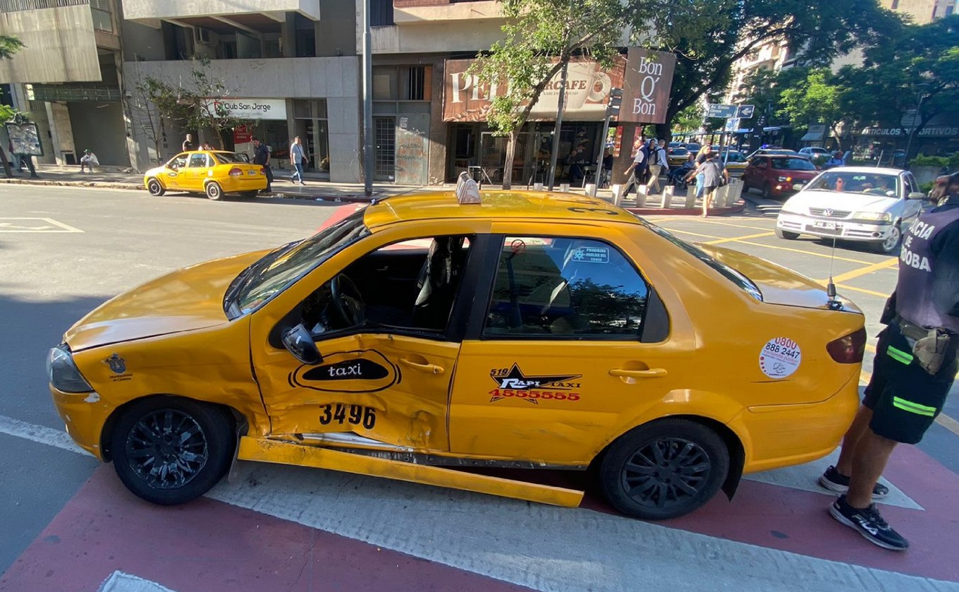 FOTO: Violento choque entre un auto y un taxi en Córdoba.
