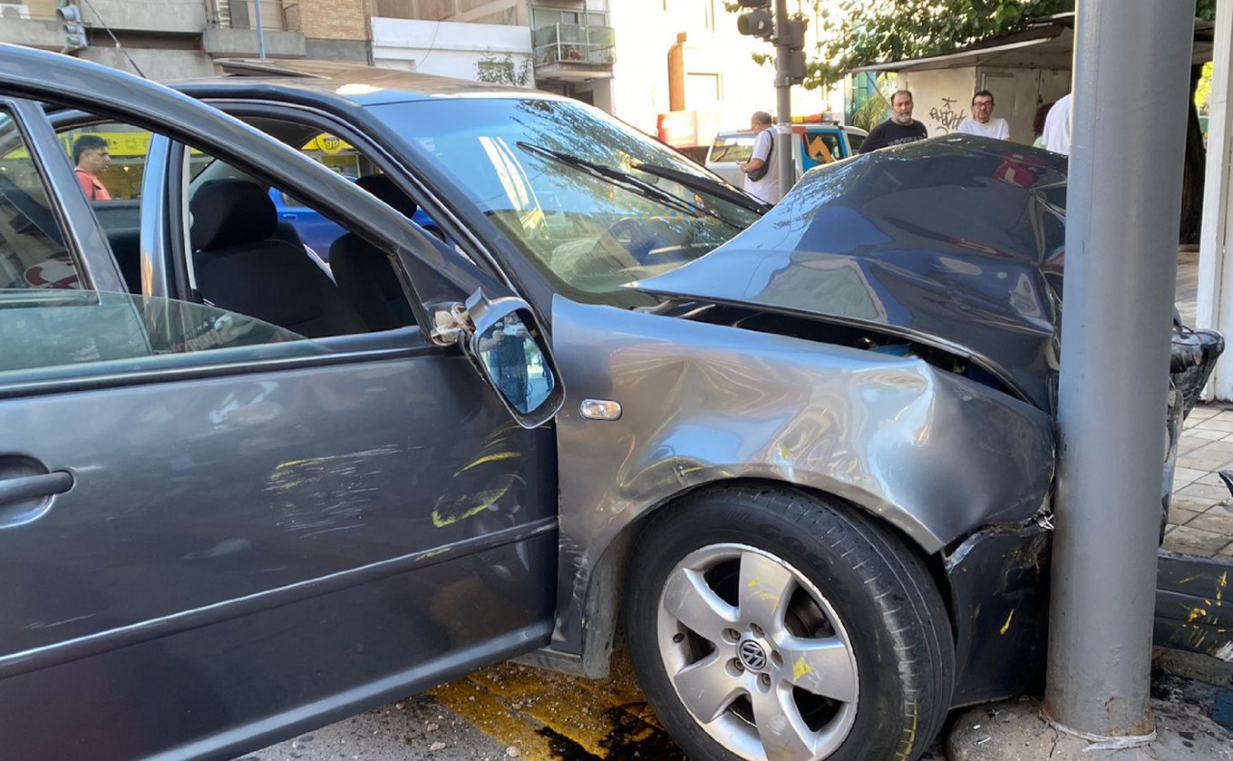 AUDIO: Impactante: cruzó en rojo, chocó a un taxi y se estrelló contra un semáforo