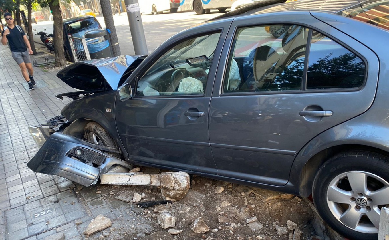 FOTO: Violento choque entre un auto y un taxi en Córdoba.