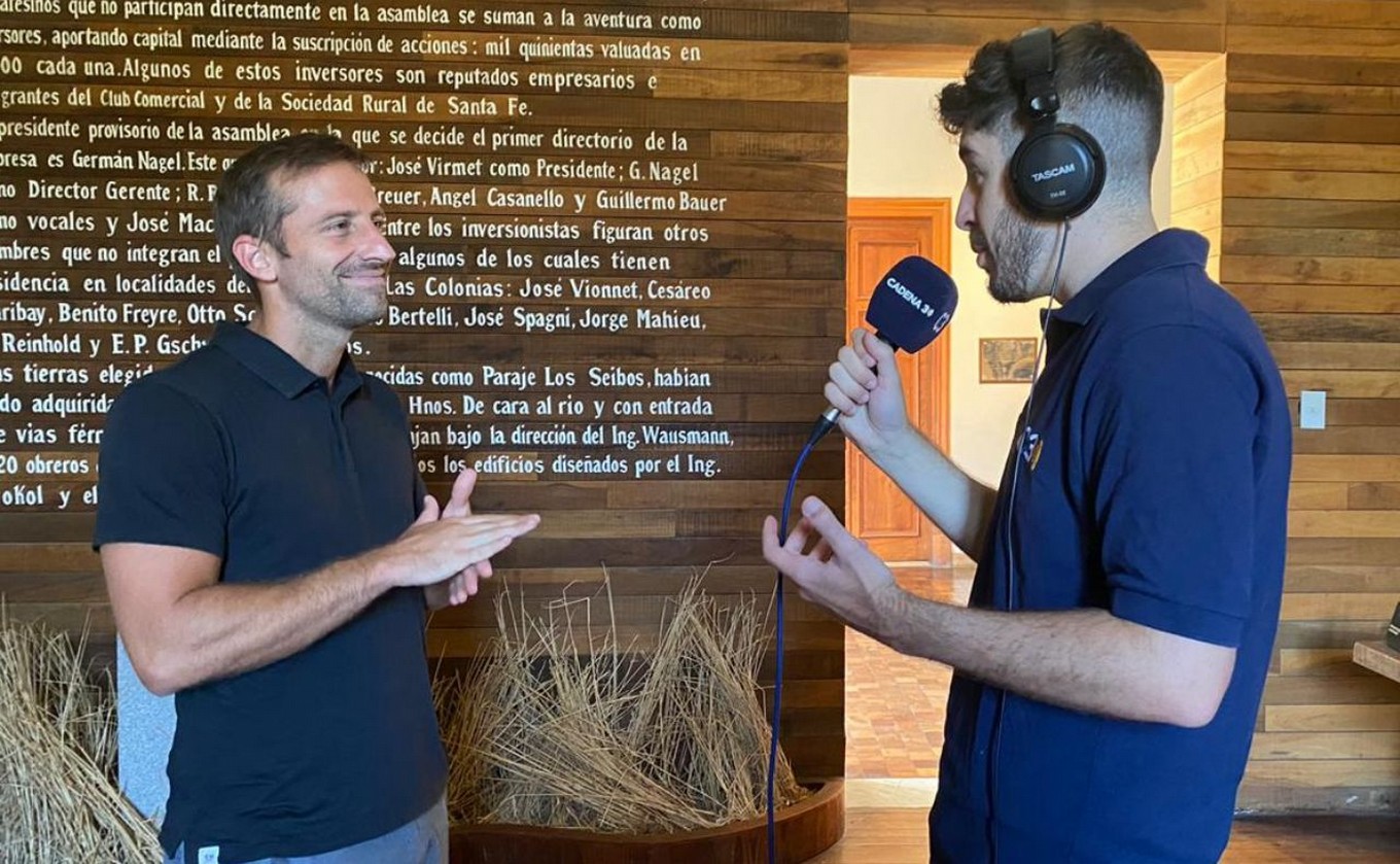 FOTO: Agustín Dadamio visitó la planta de la Cervecería Santa Fe.
