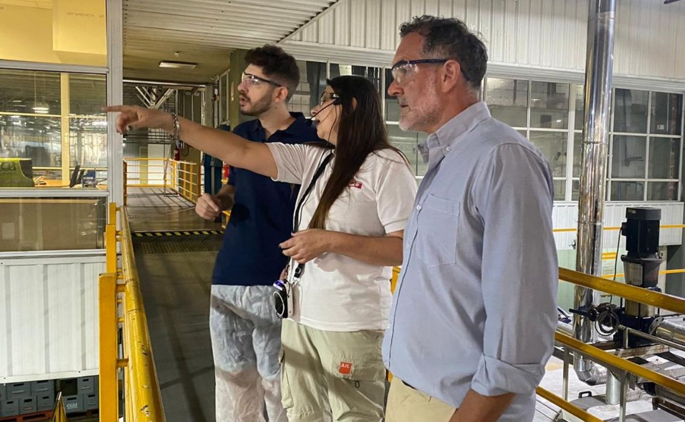 FOTO: Agustín Dadamio visitó la planta de la Cervecería Santa Fe.