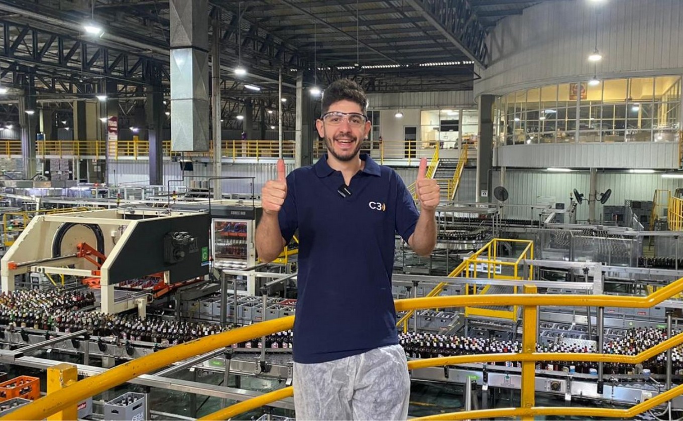 FOTO: Agustín Dadamio visitó la planta de la Cervecería Santa Fe.