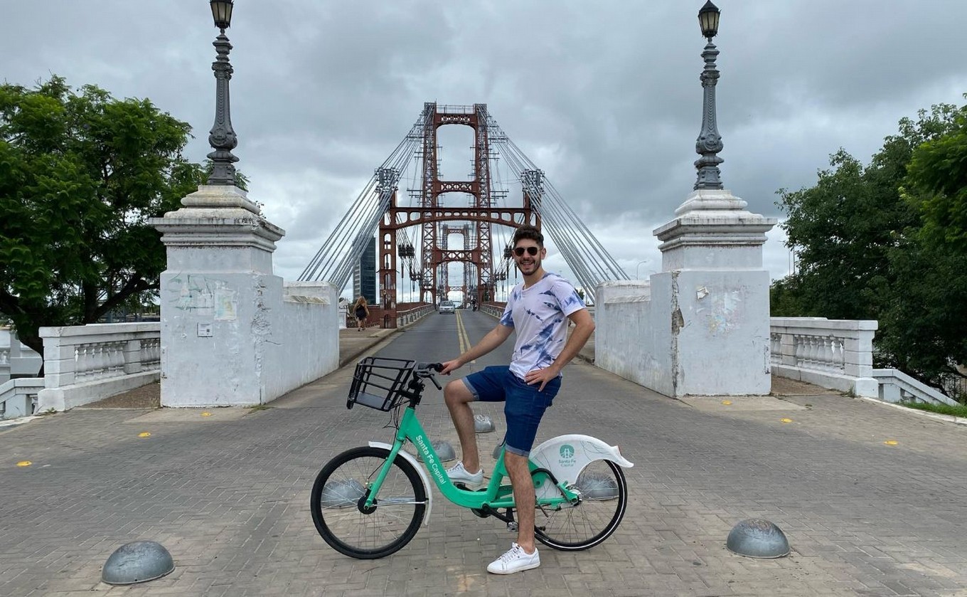 FOTO: Agustín Dadamio recorrió las calles de Santa Fe en el servicio de bicis públicas. 