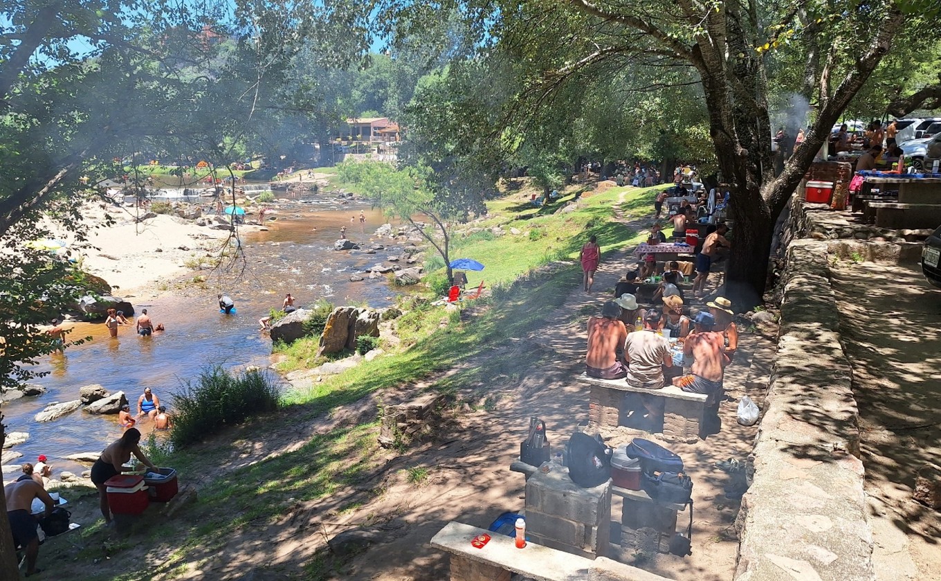 FOTO: Complejo Tala Huasi, un camping ideal para relajarse y disfrutar al lado del río.