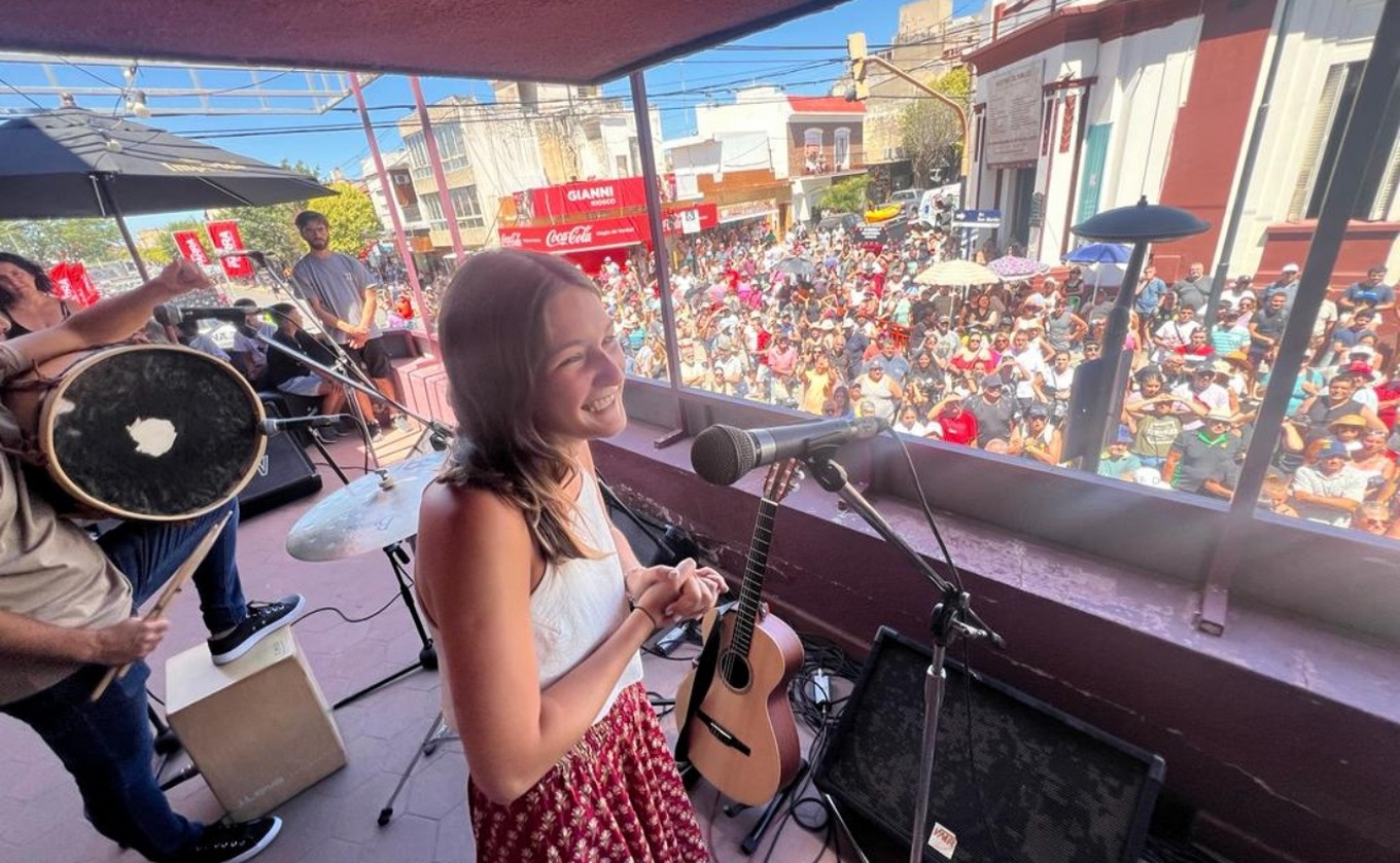 FOTO: Maggie Cullen en la tradicional peña de la Munich en Cosquín