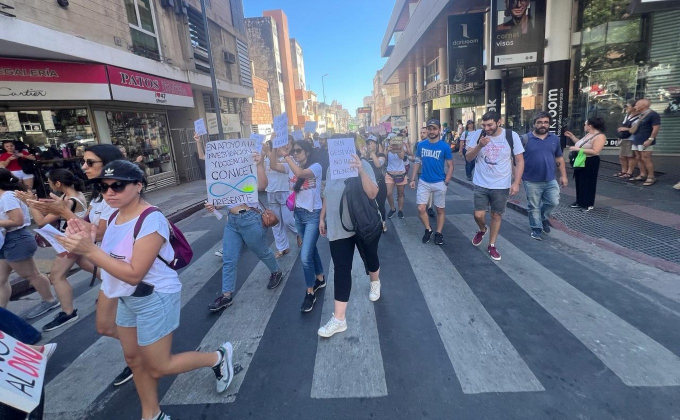 FOTO: Movilización en Córdoba en protesta al DNU y la ley ómnibus.