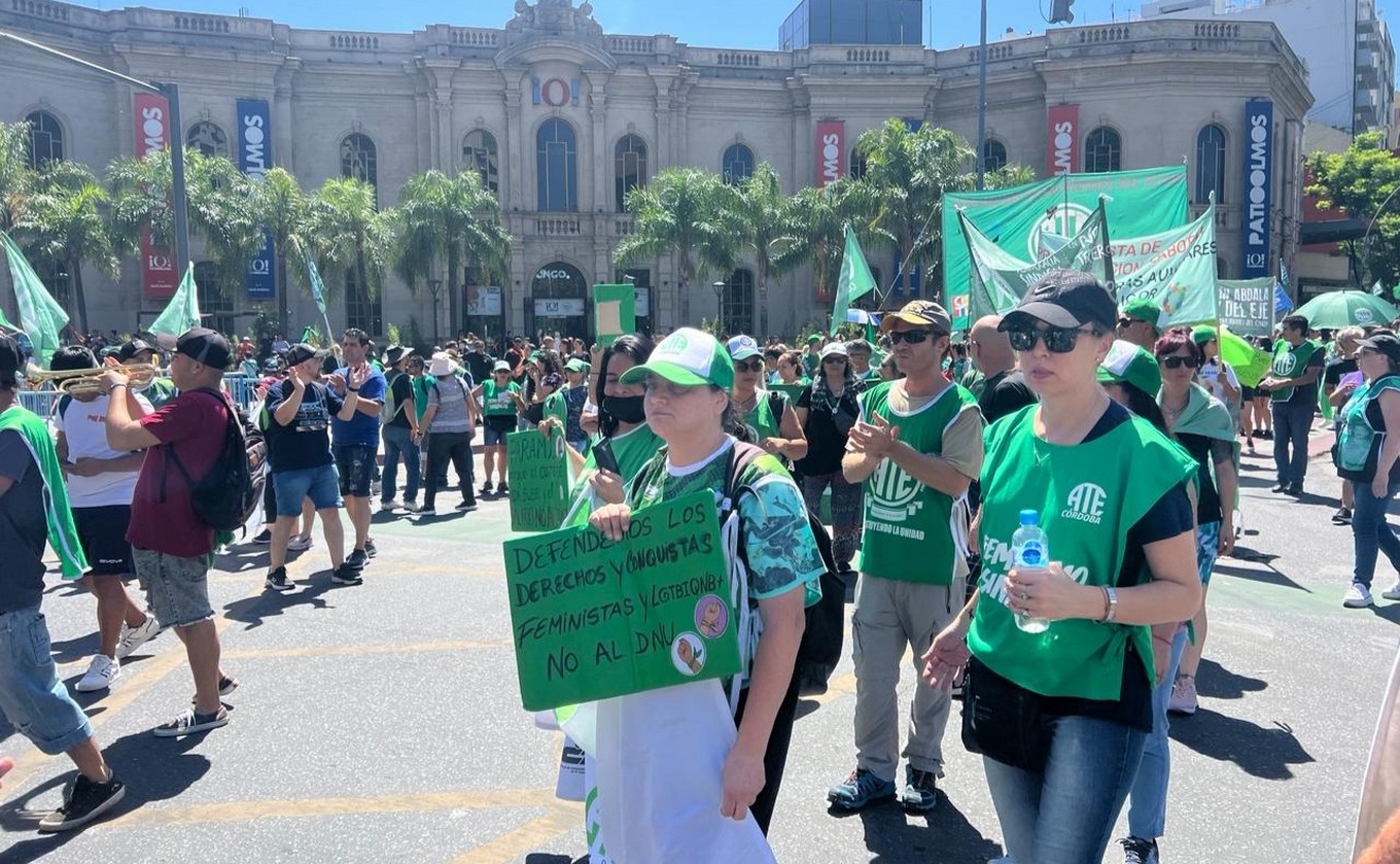 FOTO: Movilización en Córdoba en protesta al DNU y la ley ómnibus.