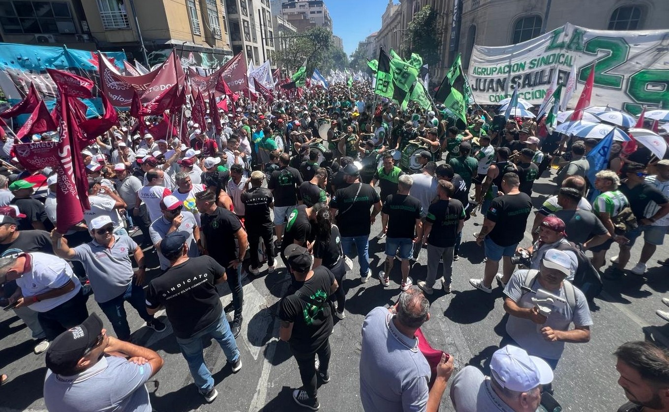 FOTO: Movilización en Córdoba en protesta al DNU y la ley ómnibus.
