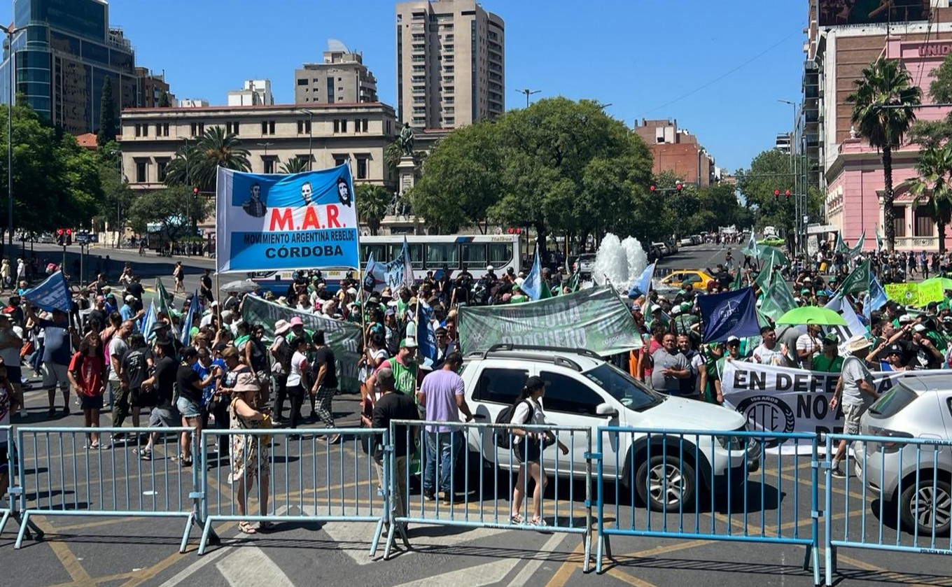 FOTO: Movilización en Córdoba en protesta al DNU y la ley ómnibus.