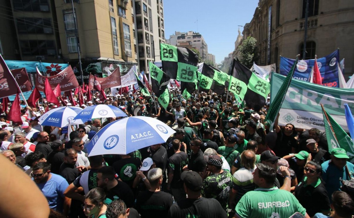 FOTO: Movilización en Córdoba en protesta al DNU y la ley ómnibus