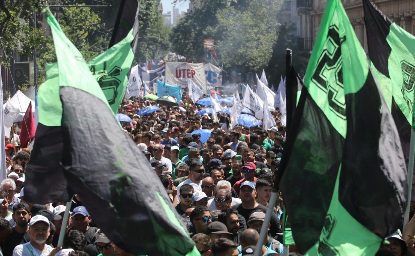 FOTO: Movilización en Córdoba en protesta al DNU y la ley ómnibus