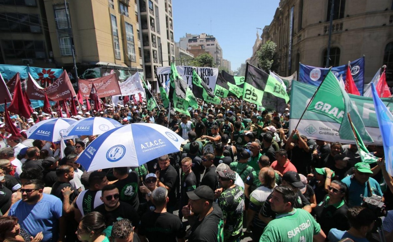 FOTO: Movilización en Córdoba en protesta al DNU y la ley ómnibus
