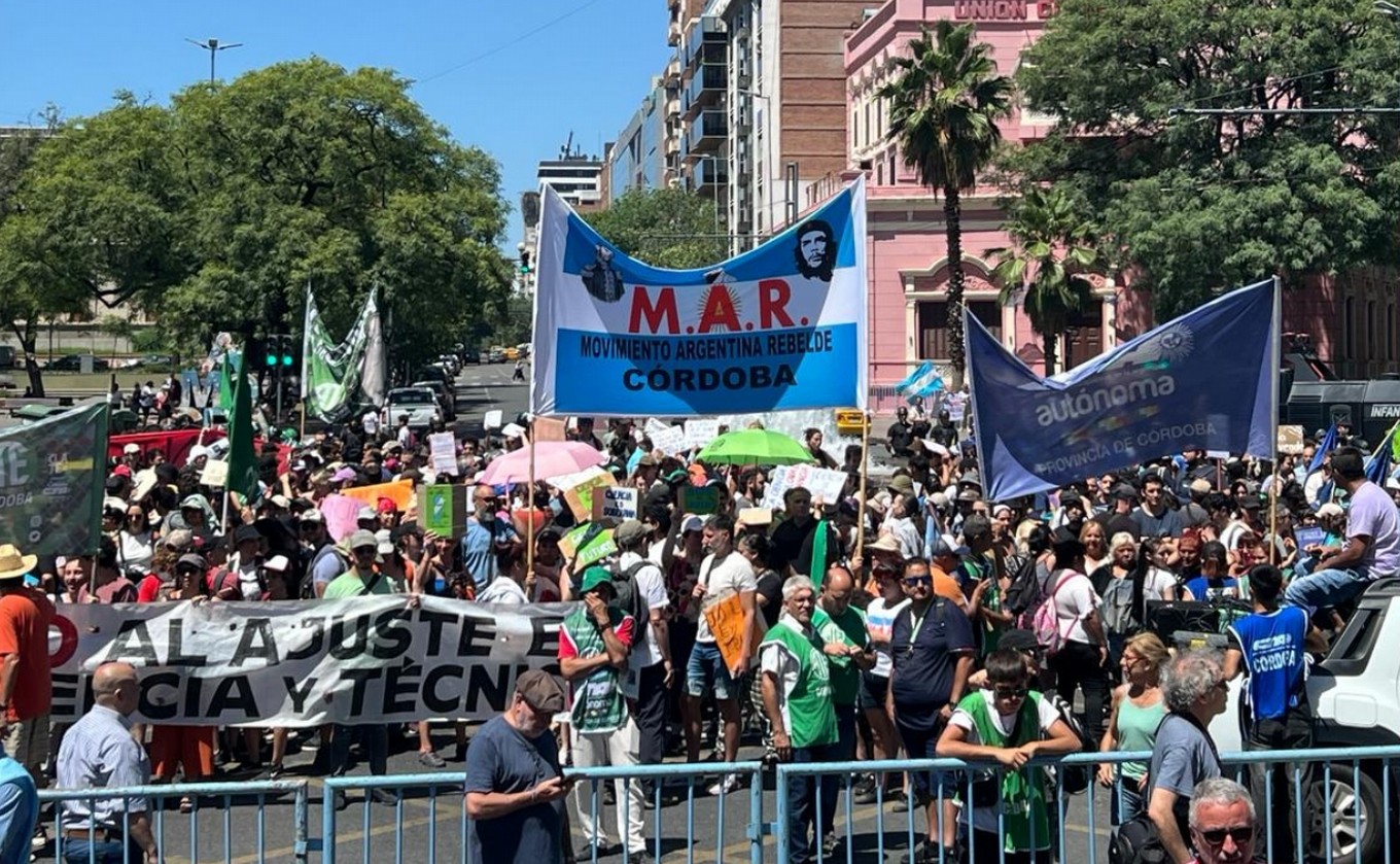 FOTO: Movilización en Córdoba en protesta al DNU y la ley ómnibus