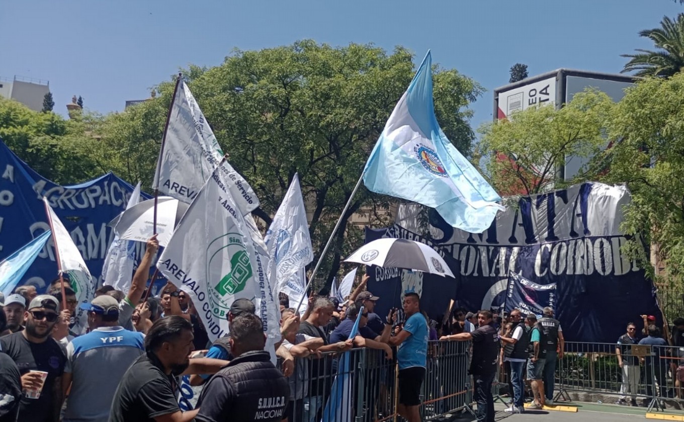 FOTO: Marcha de la CGT - Regional Córdoba contra el DNU y la ley ómnibus