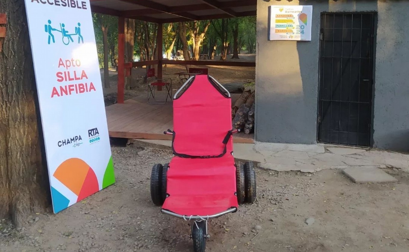 FOTO: Refugio de los Pájaros, balneario con silla anfibia en Santa Rosa de Calamuchita