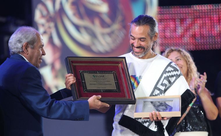 Ahyre y José Luis Aguirre recibieron el premio consagración en Cosquín